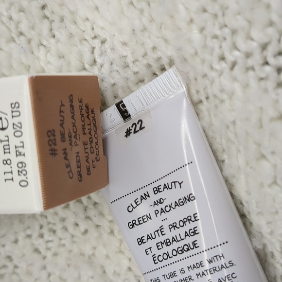 theBalm Cosmetics Anne T. Dotes Liquid Concealer in #22 Light to Medium, 9g/0.32 - Picture 7 of 11